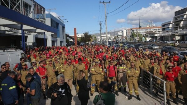 Συγκέντρωση διαμαρτυρίας εποχικών πυροσβεστών έξω από το υπουργείο Κλιματικής Κρίσης και Πολιτικής Προστασίας