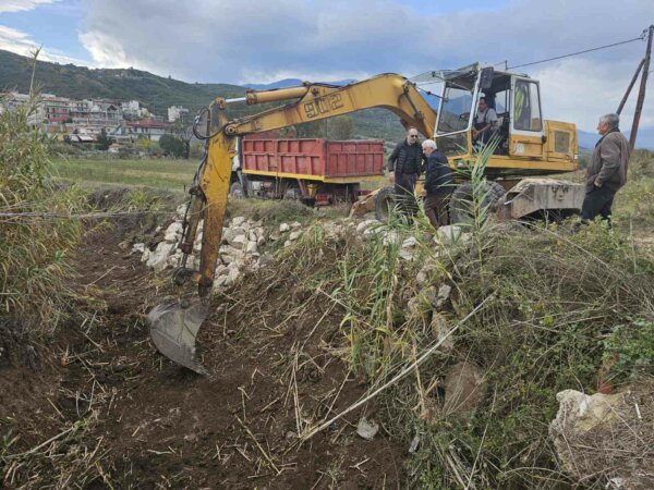 Λαμία: Προληπτικός καθαρισμός δικτύου όμβριων υδάτων παρουσία του Δημάρχου