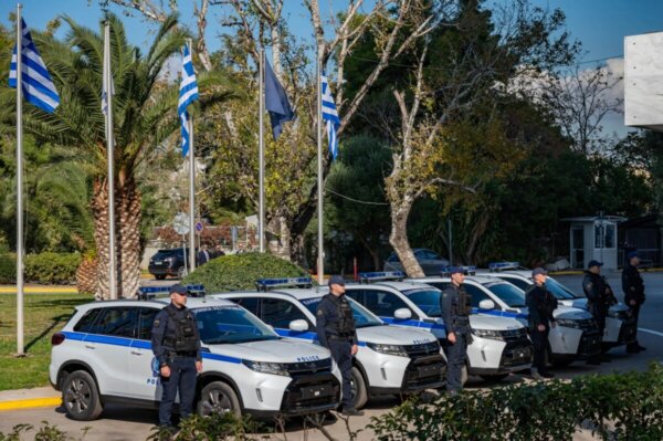 Δωρεά πέντε υβριδικών οχημάτων, από τον εφοπλιστή Νικόλα Πατέρα στην Ελληνική Αστυνομία