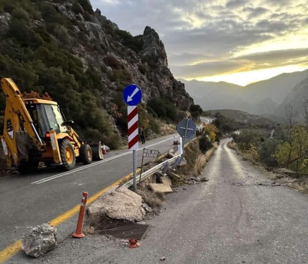 Εντυπωσιακές εικόνες από την επιχείρηση απομάκρυνσης βράχων στην περιοχή των Δελφών (video)