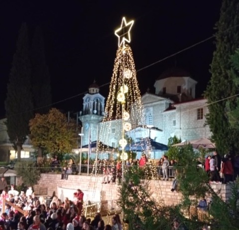 Άναψε το Χριστουγεννιάτικο Δέντρο στην Αταλάντη του Δήμου Λοκρών (φωτο)