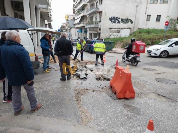 Μεγάλη αναστάτωση στο κέντρο της Λαμίας- Έσπασε αγωγός της ΔΕΥΑΛ