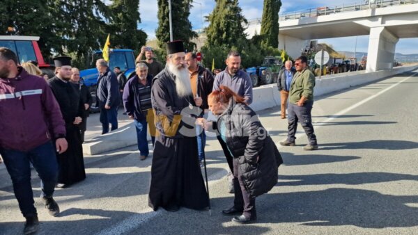 Ο Μητροπολίτης Φθιώτιδας Συμεών ευλογεί τις κινητοποιήσεις των αγροτών. (video)