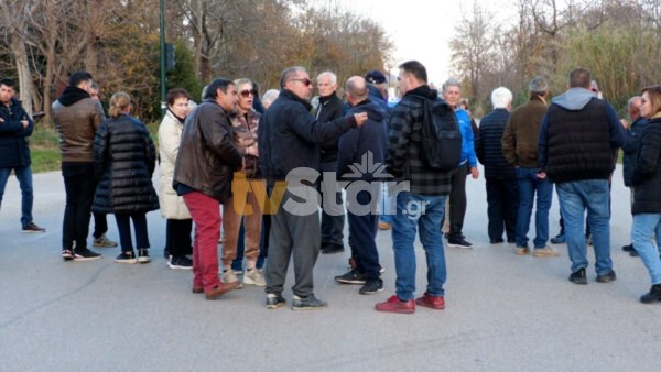 Η κλειστή γέφυρα έβγαλε στο δρόμο του κατοίκους του Πέρα Χωριού. Έκλεισαν την επαρχιακή οδό Λιβαδειάς Αράχωβας. (video-photo)