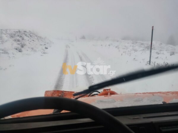 Έπιασαν δουλειά τα εκχιονιστικά μηχανήματα στη Φθιώτιδα- Δείτε που χιόνισε (video)