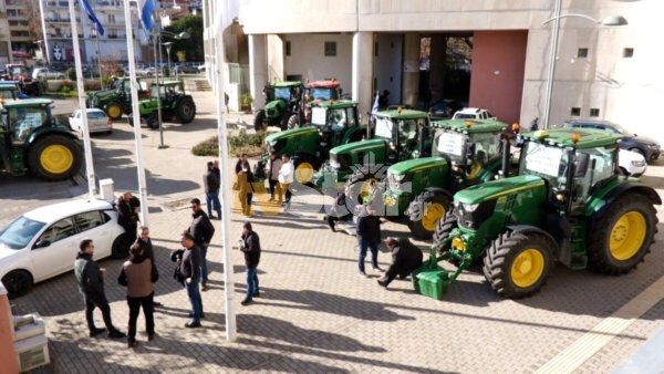 Στο διοικητήριο θα αλλάξουν χρόνο οι αγρότες. Παραμένουν στο μπλόκο και περιμένουν τον Υπουργό Αγροτικής Ανάπτυξης.(video)