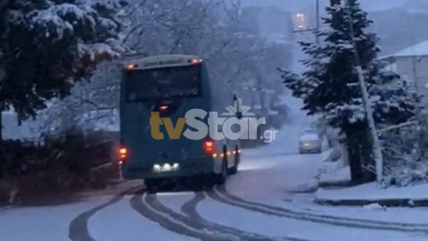 Ακινητοποιήθηκε σχολικό λεωφορείο στην Υπάτη λόγω χιονιού (ΒΙΝΤΕΟ)