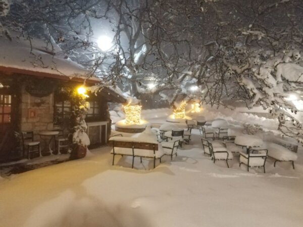 “Θαμμένη” στα χιόνια η ορεινή Βάργιαννη (φωτορεπορταζ)