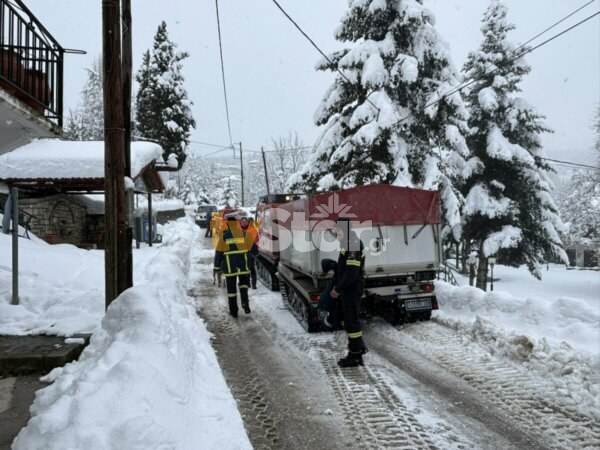 Η 7η ΕΜΑΚ στα χιόνια. Απεγκλώβισε ηλικιωμένο ζευγάρι, μετέφερε κτηνοτρόφους. (φωτο video)