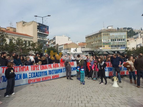 Τέμπη: Εκατοντάδες Λαμιώτες στη συγκέντρωση διαμαρτυρίας στην Πλατεία Πάρκου (video+photos)