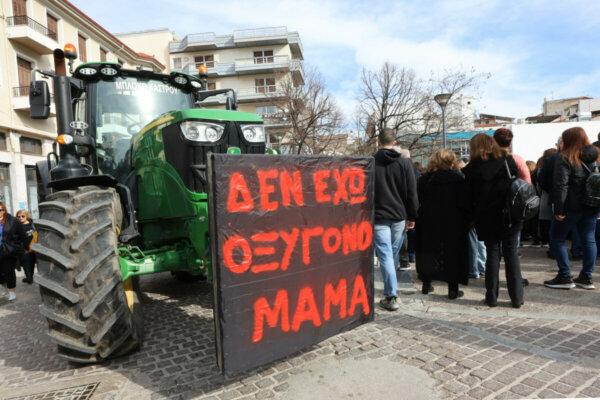 “Δεν έχω οξυγόνο”: Πλήθος κόσμου διαδήλωσε για τα Τέμπη στη Λιβαδειά (photo+video)