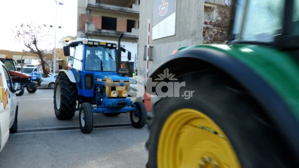 Νέα τρακτέρ στο μπλόκο των Βοιωτών στο διοικητήριο.(video)