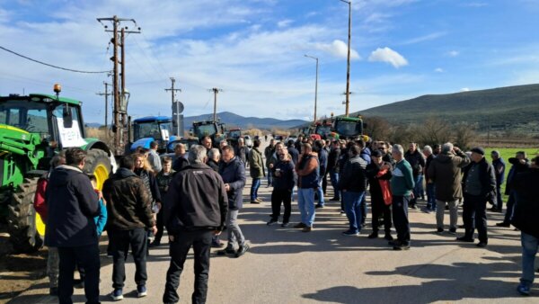 Μπλόκο αγροτών στην παλαιά εθνική οδό Λιβαδειάς – Λαμίας (video)