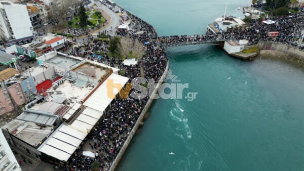 Πάνω από 10 χιλιάδες οι πολίτες που συγκεντρώθηκαν στη Χαλκίδα για τα Τέμπη