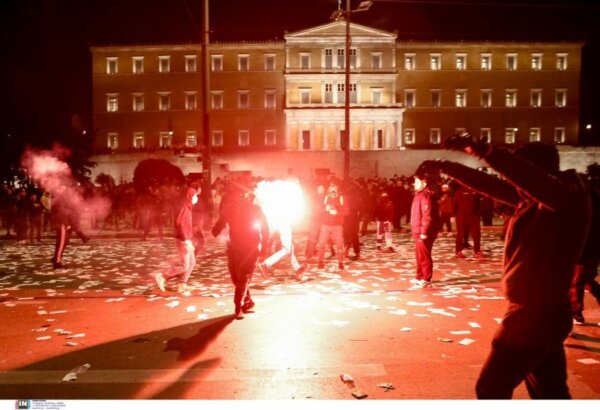 Μολότοφ, φωτιές και χημικά στο Σύνταγμα μετά τη συγκέντρωση για τα Τέμπη