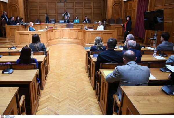 Τη Δευτέρα για εξηγήσεις στην Προανακριτική ο Τριαντόπουλος – Αποχώρησαν ΠΑΣΟΚ, ΣΥΡΙΖΑ, ΚΚΕ, Νέα Αριστερά από την ψηφοφορία