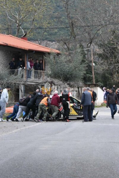 Φθιώτιδα: Αγωνιστικό όχημα έκανε “βουτιά” 40 μέτρων (photo+video)