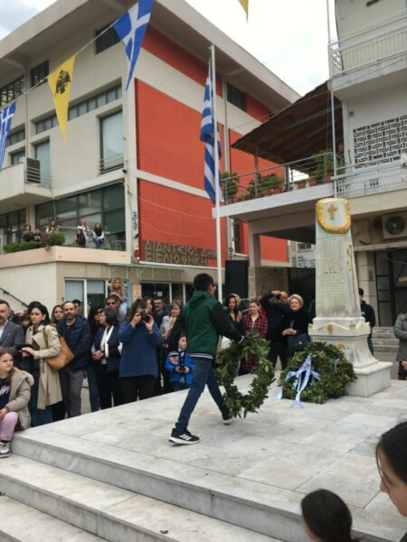 Κατάθεση στεφάνων από τους μαθητές των σχολείων της Αταλάντης για τον εορτασμό της εθνικής επετείου της 25ης Μαρτίου 1821 (φωτο)