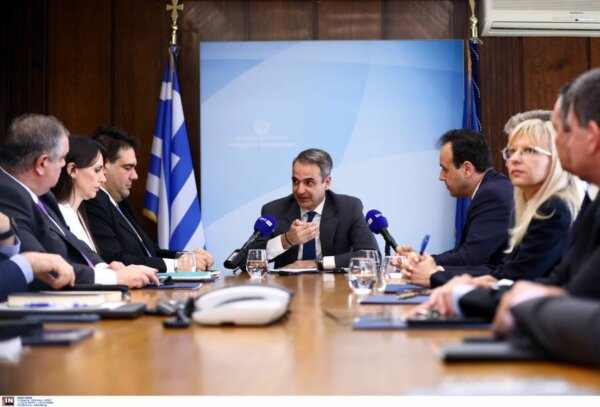 Ο Μητσοτάκης στο υπουργείο Εσωτερικών: Ερωτηματολόγια σε 4 εκατ. πολίτες για να αξιολογήσουν τις υπηρεσίες του Δημοσίου