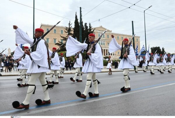 25η Μαρτίου: Εντυπωσιακή η παρέλαση της Προεδρικής Φρουράς στο Σύνταγμα