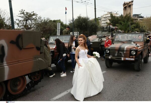 25η Μαρτίου: Ζευγάρι γιόρτασε την επέτειο του γάμου του στην στρατιωτική παρέλαση στο Σύνταγμα