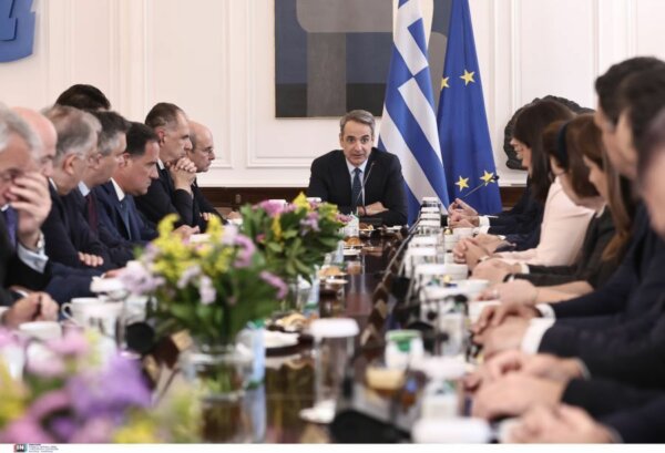 Στα 880 ευρώ ο νέος κατώτατος μισθός, οι ανακοινώσεις Μητσοτάκη στο υπουργικό συμβούλιο