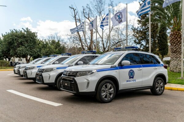 Δωρεά ακόμη πέντε υβριδικών οχημάτων, από τον εφοπλιστή Νικόλα Πατέρα στην Ελληνική Αστυνομία