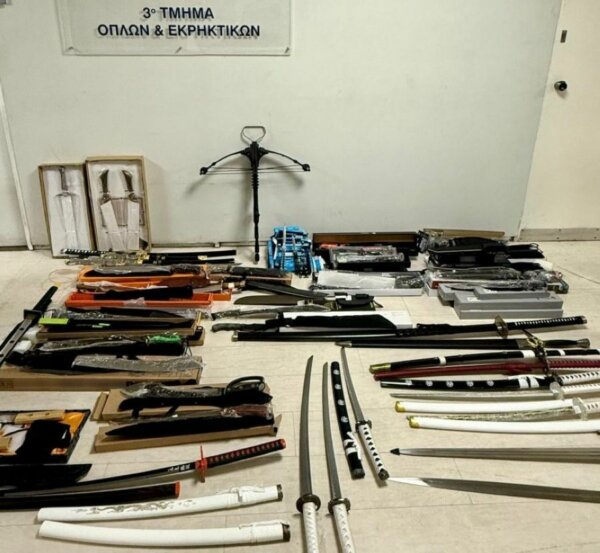 Κατάστημα με ρούχα στο Περιστέρι πουλούσε παράνομα ξίφη και μαχαίρια διαφόρων τύπων