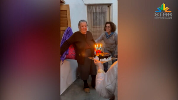 Τούρτα έκπληξη σε γιαγιά 100 ετών στην Σκύρο από γιατρούς και μέλη του Ευβοϊκού Ομίλου Φουσκωτών Σκαφών