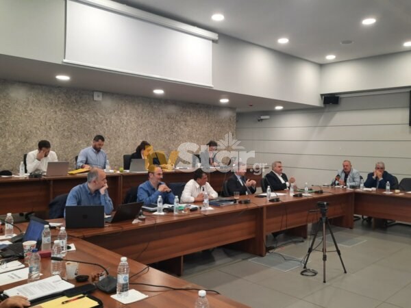 Συνεδρίαση Περιφερειακού Συμβουλίου στη Χαλκίδα – Επί τάπητος δρόμοι, φράγμα Μανικίων, λιμάνια, αιολική ενέργεια και μπαταρίες