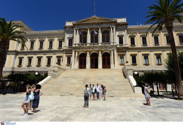 Η Σύρος πρώτη ανάμεσα στα «κρυμμένα πετράδια» της Ελλάδας για το 2025​​​​​​​​​​​