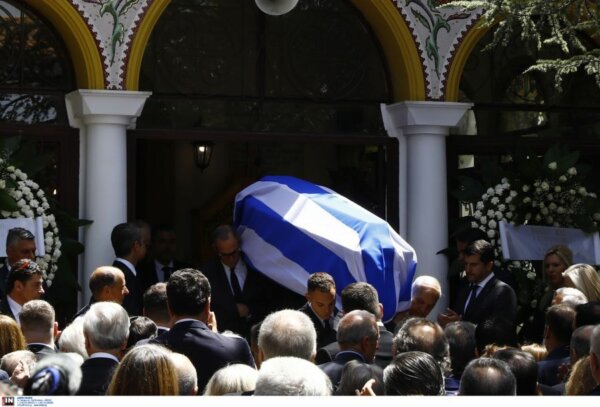 Πέτρος Μολυβιάτης: Με την ελληνική σημαία η σορός για την κηδεία