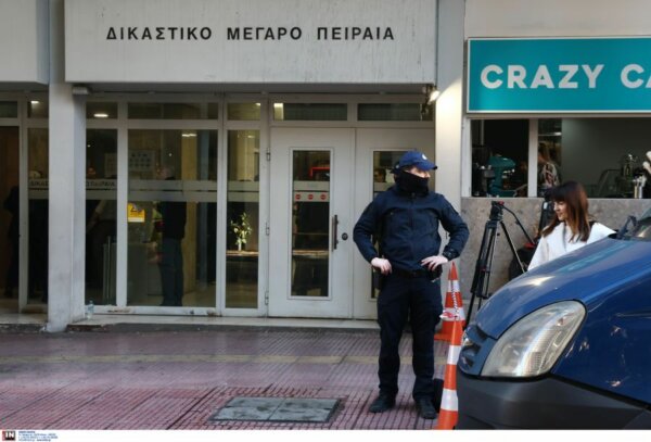 Δολοφονία Λυγγερίδη: Ισόβια και κάθειρξη 19 ετών στον 19χρονο που πέταξε τη ναυτική φωτοβολίδα στον αστυνομικό