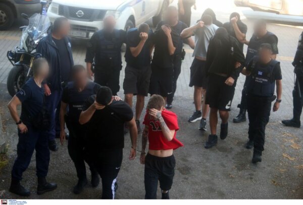 Κακουργηματική δίωξη στους 28 συλληφθέντες της εθνικιστής οργάνωσης στη Θεσσαλονίκη – Το ξύλο, οι ληστείες και τα φασιστικά συνθήματα