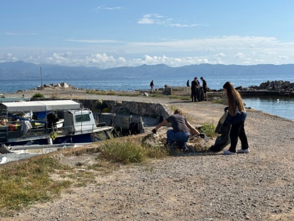 Δράση καθαρισμού της παραλίας Λεκούνας Μαλεσίνας από μαθητές του Γενικού Λυκείου Μαλεσίνας