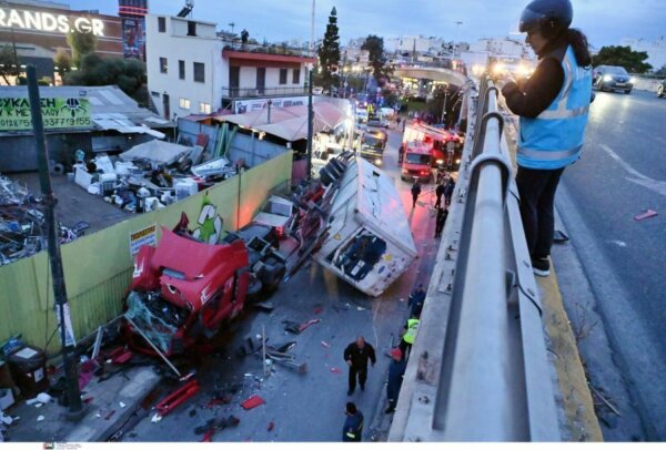 Σοβαρό τροχαίο στην Πέτρου Ράλλη: Φορτηγό έπεσε από τη γέφυρα και κατέληξε στη Θηβών – Τραυματίστηκε ο οδηγός