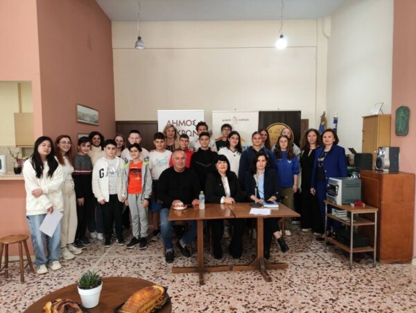 Επίσκεψη μαθητών της Α΄ τάξης Γυμνασίου Αταλάντης στο ΚΑΠΗ Αταλάντης του Δήμου Λοκρών