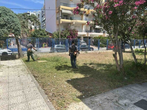 Εργασίες καθαρισμού και περιποίησης πρασίνου σε σχολεία, από τον Δήμο Χαλκιδέων
