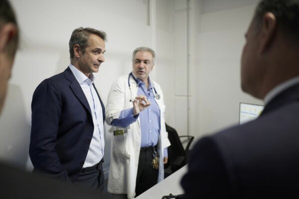 Επίσκεψη Μητσοτάκη στον Ευαγγελισμό: Ενημερώθηκε για το «βραχιολάκι» στα Επείγοντα