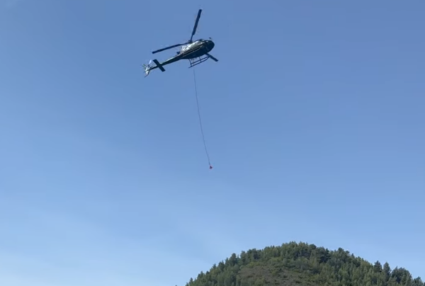 “Επικίνδυνες αποστολές” με ελικόπτερο στο σημείο των κατολισθήσεων στο Δερβένι της Εύβοιας (φωτογραφίες & βίντεο)