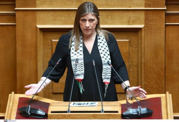 Βουλή: Με παλαιστινιακή μαντίλα εμφανίστηκε η Ζωή Κωνσταντοπούλου σε συνεδρίαση για τον Γρηγόρη Λαμπράκη