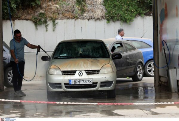 Ουρές στα πλυντήρια αυτοκινήτων στην Κρήτη μετά την επέλαση της αφρικανικής σκόνης