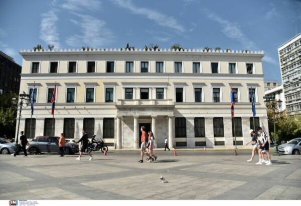Δήμος Αθηναίων: Πρώην υπάλληλος υπεξαίρεσε 75.000 από το ταμείο Σχολικής Επιτροπής και τα έπαιξε στο στοίχημα