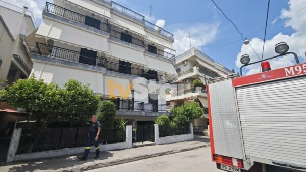 Φωτιά σε διαμέρισμα στη Λαμία – Κινδύνεψε η ένοικος (photo+video)