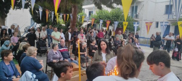 Κοσμοσυρροή στην Παραλία Διστόμου για τον Εσπερινό της Αναλήψεως