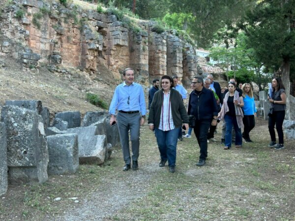 Μενδώνη από Δελφούς: Μείζονα έργα για τη θωράκιση των μνημείων και την αναβάθμιση των υποδομών