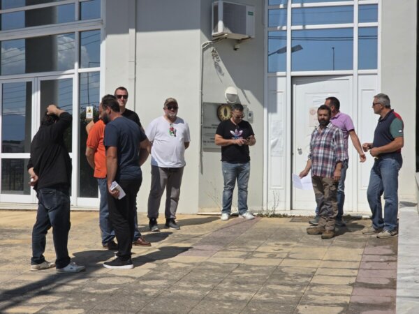 Λαμία: Διαμαρτυρία αγροτών και κτηνοτρόφων στον ΟΠΕΚΕΠΕ. (video)