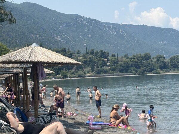 Αγίου Πνεύματος: Ευκαιρία για απόδραση και πρώτη βουτιά στο Ασπρονέρι (video)