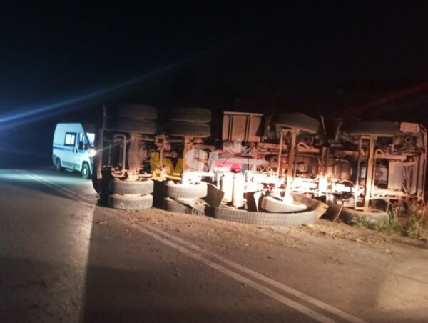 Νταλίκα φορτωμένη με πέτρες ντελαπάρισε στην Αλίαρτο (φωτο+ βίντεο)