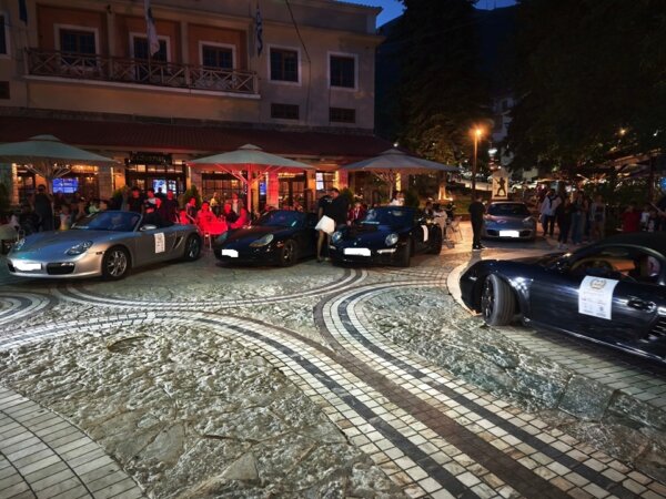 Τελετή υποδοχής του Porsche Club στην Κεντρική Πλατεία Καρπενησίου (φωτο)